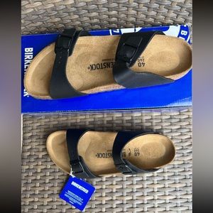 Birkenstock Sydney sandals in black. Size 40 narrow. Never been worn.
